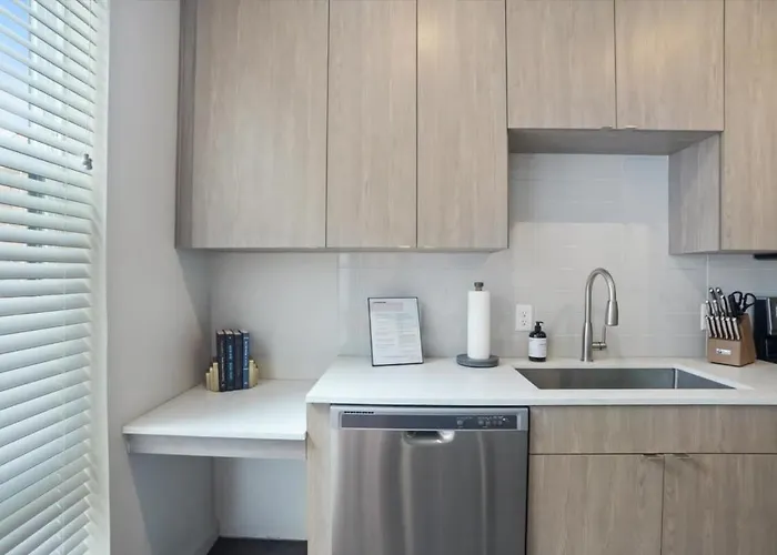 Cozysuites Modern 1br, Lawrenceville