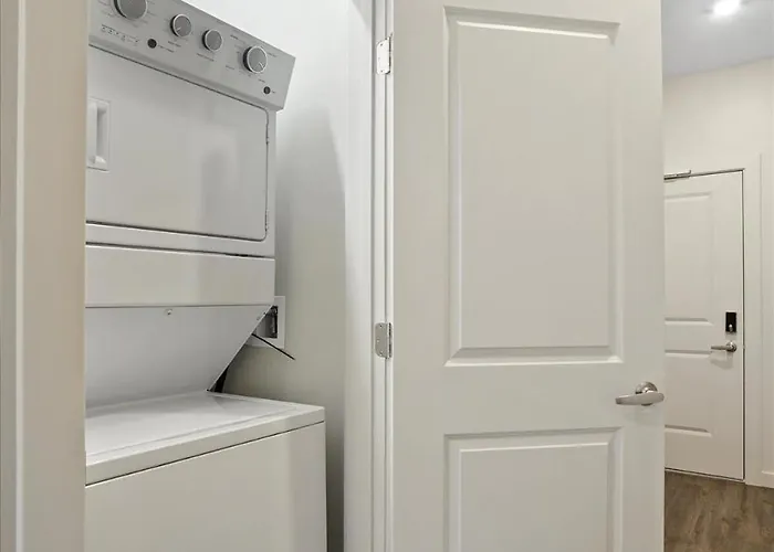 Cozysuites Modern 1br, Lawrenceville Apartment *